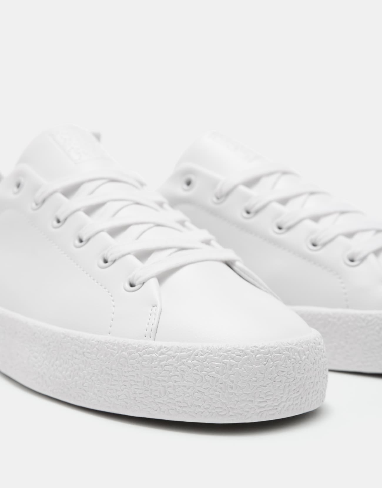 White Textured Sneakers - Imagen 4