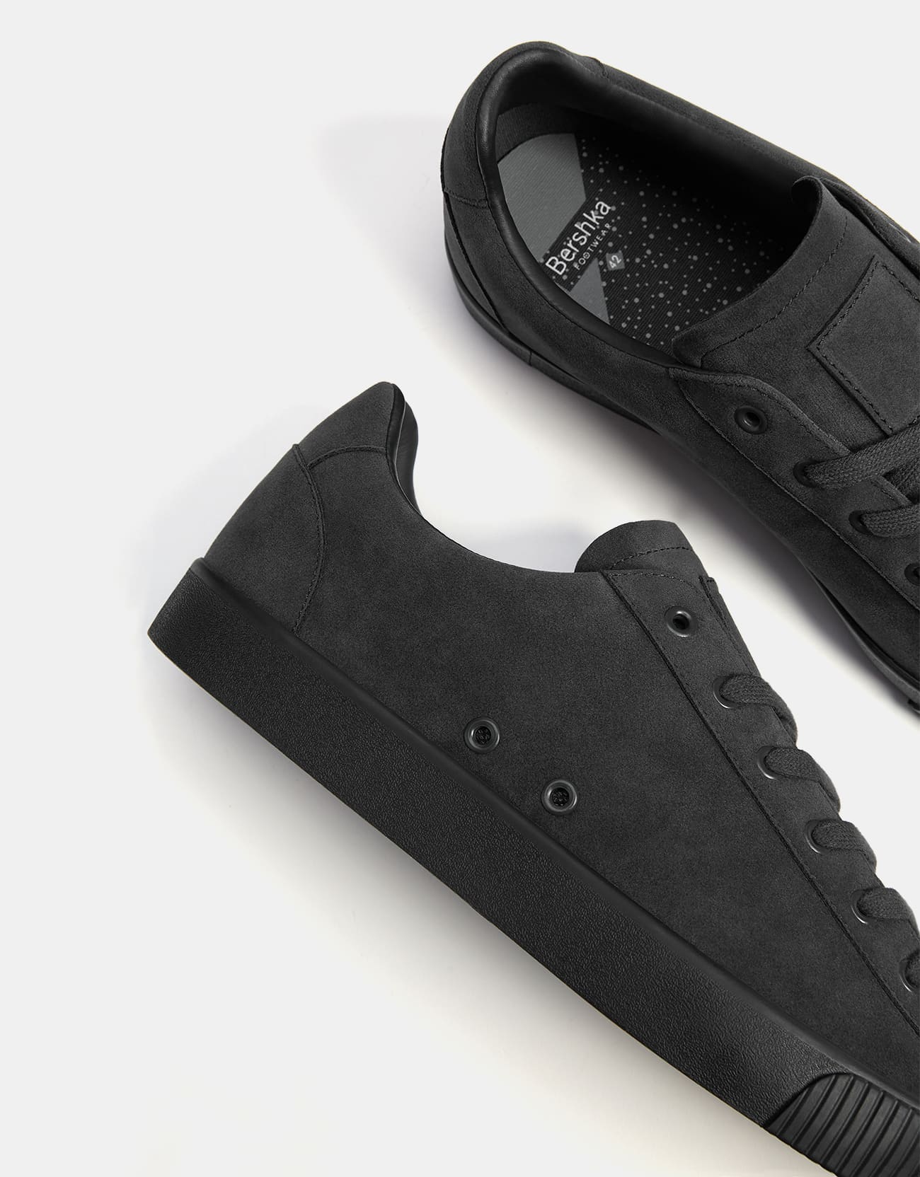 Monochrome Sneakers - Imagen 4