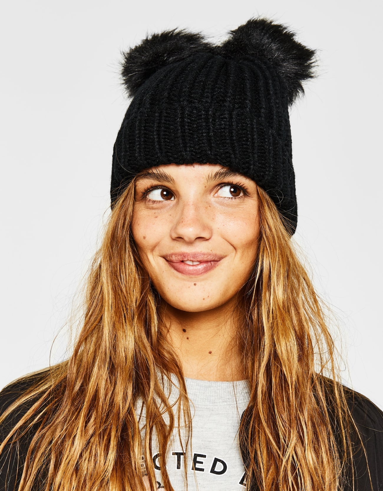 Beanie With Pompoms - Imagen 3