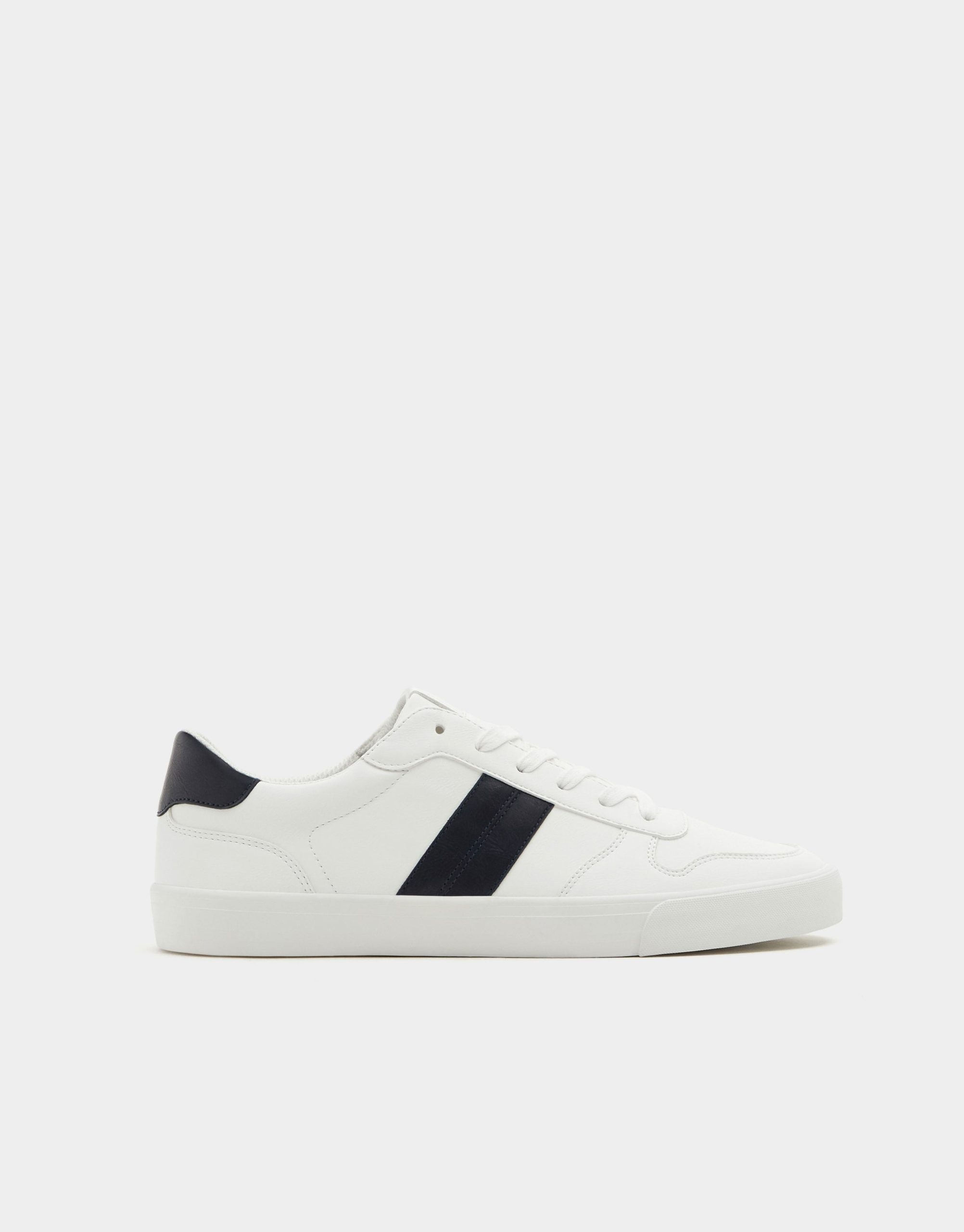 Sneakers with stripe